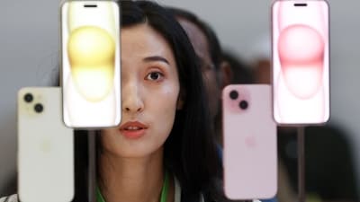 Apple has released the iPhone 15 and iPhone 15 Plus, both featuring displays measuring 6.1 inches and 6.7 inches, respectively, which are consistent with their previous models. (Getty Images via AFP) Apple has released the iPhone 15 and iPhone 15 Plus, both featuring displays measuring 6.1 inches and 6.7 inches, respectively, which are consistent with their previous models. (Getty Images via AFP)