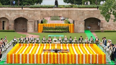 Picture shared by Anand Mahindra of world leaders paying respects to Mahatma Gandhi. (Twitter/@AnandMahindra)