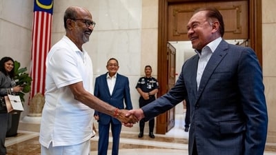 Malaysian Prime Minster Anwar Ibrahim talks to superstar Rajinikanth. Malaysian Prime Minster Anwar Ibrahim talks to superstar Rajinikanth.