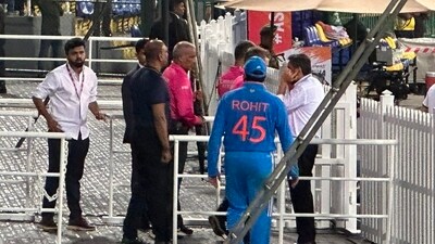 India captain Rohit Sharma has a chat with the umpires (@rohitjuglan) India captain Rohit Sharma has a chat with the umpires (@rohitjuglan)