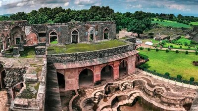 Mandu, Madhya Pradesh: Mandu boasts some of India's most exquisite examples of Afghan architecture, showcasing a wealth of UNESCO World Heritage Sites. Discover a treasure trove of palaces, tombs, monuments, and mosques that make Mandu a historical and architectural wonder.&nbsp; (Instagram/@mpheartofindia)
