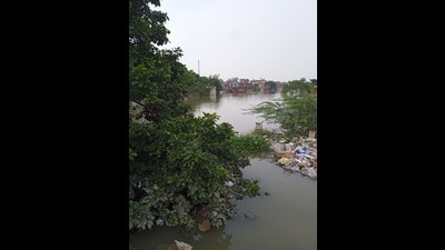 Amid rescue efforts by the National Disaster Response Force (NDRF) personnel, which continued Wednesday, hundreds of houses remained under water with people majorly confined to upper floors or the roofs. Also, many families could be seen taking shelter on roadsides and on verandahs of shops (HT) Amid rescue efforts by the National Disaster Response Force (NDRF) personnel, which continued Wednesday, hundreds of houses remained under water with people majorly confined to upper floors or the roofs. Also, many families could be seen taking shelter on roadsides and on verandahs of shops (HT)