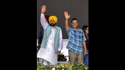 Delhi chief minister Arvind Kejriwal and Punjab chief minister Bhagwant Mann during the inauguration of 'School of Eminence', in Amritsar on Wednesday. (PTI)