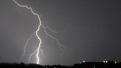 Lightning kills an estimated 2500 people in India every year.(Representative Photo) (HT_PRINT) Lightning kills an estimated 2500 people in India every year.(Representative Photo) (HT_PRINT)