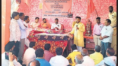 On Tuesday afternoon, Jarange-Patil said he would call off his strike only if Shinde, deputy chief ministers Devendra Fadnavis and Ajit Pawar as well as two descendants of Maratha king Chhatrapati Shivaji Maharaj, Udayanraje Bhosale and Sambhajiraje Chhatrapati met him in person. (HT PHOTO) On Tuesday afternoon, Jarange-Patil said he would call off his strike only if Shinde, deputy chief ministers Devendra Fadnavis and Ajit Pawar as well as two descendants of Maratha king Chhatrapati Shivaji Maharaj, Udayanraje Bhosale and Sambhajiraje Chhatrapati met him in person. (HT PHOTO)