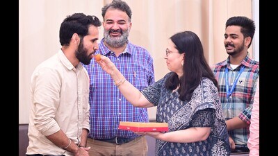 Panjab University Campus Student Council president Jatinder Singh being congratulated by PU vice-chancellor Renu Vig on Wednesday. (Keshav Singh/HT) Panjab University Campus Student Council president Jatinder Singh being congratulated by PU vice-chancellor Renu Vig on Wednesday. (Keshav Singh/HT)