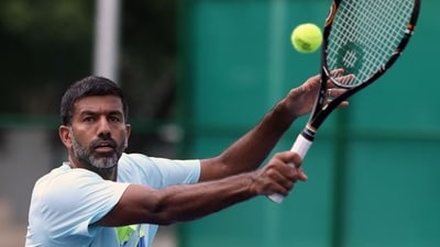 Rohan Bopanna in action during a training session in Lucknow on Wednesday. (Deepak Gupta/HT photo)