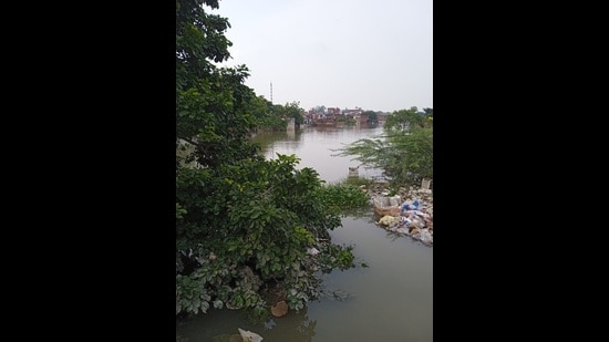 Amid rescue efforts by the National Disaster Response Force (NDRF) personnel, which continued Wednesday, hundreds of houses remained under water with people majorly confined to upper floors or the roofs. Also, many families could be seen taking shelter on roadsides and on verandahs of shops (HT)