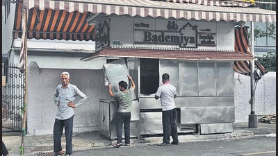 An FDA official said they conducted the raid after getting a tip-off about unhygienic conditions at Bademiya. (Anshuman Poyrekar/ HT Photo) An FDA official said they conducted the raid after getting a tip-off about unhygienic conditions at Bademiya. (Anshuman Poyrekar/ HT Photo)