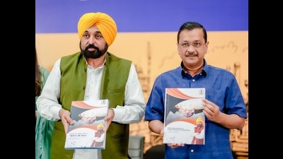 Delhi chief minister Arvind Kejriwal and Punjab chief minister Bhagwant Mann during a Sarkaar-Sannatkaar Milni inAmritsar on Thursday. (HT photo)