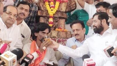 Jarange-Patil sipped orange juice at the hands of the chief minister to end the hunger strike that has been going on since August 29 for the reservation (Twitter/@CMOMaharashtra) Jarange-Patil sipped orange juice at the hands of the chief minister to end the hunger strike that has been going on since August 29 for the reservation (Twitter/@CMOMaharashtra)