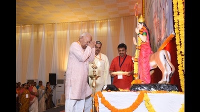 RSS chief Mohan Bhagwat,inaugurated the meeting by offering flowers to Bharat Mata on Thursday. (HT PHOTO)