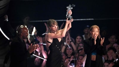 TOPSHOT - US singer-songwriter Taylor Swift accepts the Video of the Year award onstage during the MTV Video Music Awards at the Prudential Center in Newark, New Jersey, on September 12, 2023. (Photo by Timothy A. CLARY / AFP) (AFP) TOPSHOT - US singer-songwriter Taylor Swift accepts the Video of the Year award onstage during the MTV Video Music Awards at the Prudential Center in Newark, New Jersey, on September 12, 2023. (Photo by Timothy A. CLARY / AFP) (AFP)