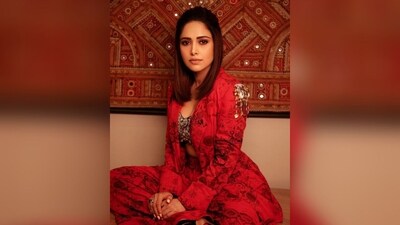 Assisted by celebrity fashion stylist Nidhi Jeswani, Nushrratt kept her accessories to a minimum, letting her outfit do the talking, styling her look with only statement rings adorning her fingers. (Instagram/@nushrrattbharuccha)