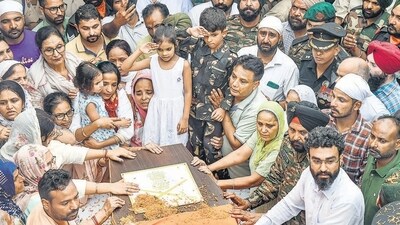 Colonel Manpreet Singh’s family pays last respects. (PTI) Colonel Manpreet Singh’s family pays last respects. (PTI)