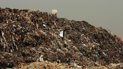 Delhi generates 11,332 tonne of solid waste every day, according to an MCD estimate, of which 4,360 tonne ends up at the city’s three landfill sites. (HT Photo) Delhi generates 11,332 tonne of solid waste every day, according to an MCD estimate, of which 4,360 tonne ends up at the city’s three landfill sites. (HT Photo)