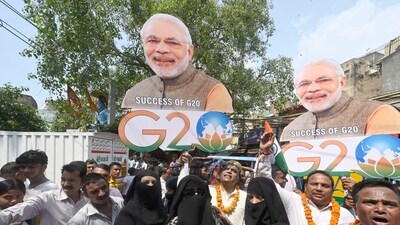 BJP workers partcipating a Sarva Dharam Sadbhav Tiranga Yatra to celebrate the "grand success" of G20 Summit under the leadership of Prime Minister Narendra Modi, near Jama Masjid, in New Delhi. (Hindustan Times) BJP workers partcipating a Sarva Dharam Sadbhav Tiranga Yatra to celebrate the "grand success" of G20 Summit under the leadership of Prime Minister Narendra Modi, near Jama Masjid, in New Delhi. (Hindustan Times)
