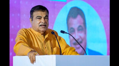 Gadkari announced that his ministry will start flyover projects in Pune with an investment of  ₹55,000 crore in three months. (HT PHOTO)