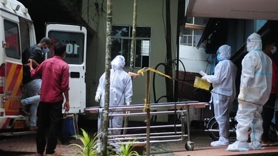 Health workers shift people who have been in contact with a person infected with the Nipah virus to an isolation center at a government hospital in Kozhikode, Kerala. (AFP Photo) Health workers shift people who have been in contact with a person infected with the Nipah virus to an isolation center at a government hospital in Kozhikode, Kerala. (AFP Photo)