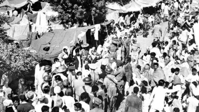 Lady Mountbatten among Hindu evacuees at the Punjab Scouts Camp, Lyallpur, during the partition of India. (Photo Division, Government of India/Wikimedia Commons)