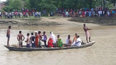 Search operation continues on the banks of Bagmati river. (HT)