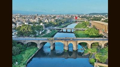 The bridge, which begins at Mangala Theatre and ends in front of Shaniwar Wada, was built during the British rule by Rao Bahadur Ganpatrao Mahadeo Kenjale under the aegis of Sir George Lloyd, the then governor of the Bombay Presidency. (HT PHOTO) The bridge, which begins at Mangala Theatre and ends in front of Shaniwar Wada, was built during the British rule by Rao Bahadur Ganpatrao Mahadeo Kenjale under the aegis of Sir George Lloyd, the then governor of the Bombay Presidency. (HT PHOTO)