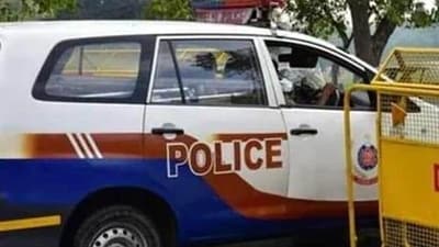 A vehicle belonging to Delhi police parked on the road. (HT File) A vehicle belonging to Delhi police parked on the road. (HT File)