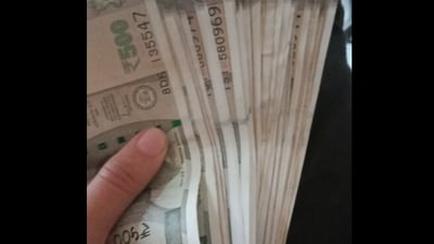 Snapshot of the money that the aspirant's girlfriend left for him. (Twitter/@iUtkarshNeil) Snapshot of the money that the aspirant's girlfriend left for him. (Twitter/@iUtkarshNeil)