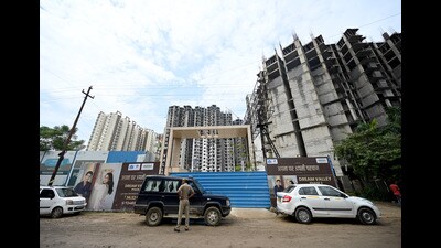 Workers who were near tower F-10, where the lift malfunctioned, killing four workers and injuring five others, said on hearing the lift screech on the 14th floor, all of them rushed to the tower apprehending the worst. (Sunil Ghosh/HT Photo) Workers who were near tower F-10, where the lift malfunctioned, killing four workers and injuring five others, said on hearing the lift screech on the 14th floor, all of them rushed to the tower apprehending the worst. (Sunil Ghosh/HT Photo)