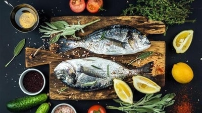 In an interview with Zarafshan Shiraz of HT Lifestyle, Dr Honey Savla, Internal Medicine at Wockhardt Hospitals in Mumbai Central, shared, “Not everyone needs to take this supplement, only those who have deficiencies or skin issues can consider taking Omega 3 fatty acids. Also, those who have a strict vegetarian diet and do not consume seafood may require this supplement. Omega-3 fatty acids are found in seafood, however, also available in a wide variety of plant foods.” (Shutterstock) In an interview with Zarafshan Shiraz of HT Lifestyle, Dr Honey Savla, Internal Medicine at Wockhardt Hospitals in Mumbai Central, shared, “Not everyone needs to take this supplement, only those who have deficiencies or skin issues can consider taking Omega 3 fatty acids. Also, those who have a strict vegetarian diet and do not consume seafood may require this supplement. Omega-3 fatty acids are found in seafood, however, also available in a wide variety of plant foods.” (Shutterstock)