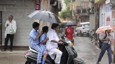 As per the IMD's forecast, cloudy skies with moderate rain and thundershowers are expected on Friday with the maximum and minimum temperatures expected to stay around 36 and 26 degrees Celsius respectively. (Praveen Kumar/ Hindustan Times) As per the IMD's forecast, cloudy skies with moderate rain and thundershowers are expected on Friday with the maximum and minimum temperatures expected to stay around 36 and 26 degrees Celsius respectively. (Praveen Kumar/ Hindustan Times)