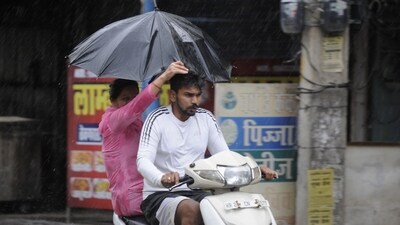 Dark and dense clouds descended over Delhi-NCR prior to the downpour with many taking to social media to share pictures and videos of the clouds. (Praveen Kumar/ Hindustan Times) Dark and dense clouds descended over Delhi-NCR prior to the downpour with many taking to social media to share pictures and videos of the clouds. (Praveen Kumar/ Hindustan Times)