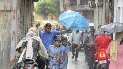 IMD further said that light to moderate intensity rain with heavy intensity rain over a few places and gusty winds is expected in areas of entire Delhi and parts of NCR such as Hindon Air Force station, Ghaziabad, Indirapuram, Noida, Dadri, Greater Noida, Gurugram, Faridabad, Manesar, and Ballabhgarh among others. (Praveen Kumar/ Hindustan Times) IMD further said that light to moderate intensity rain with heavy intensity rain over a few places and gusty winds is expected in areas of entire Delhi and parts of NCR such as Hindon Air Force station, Ghaziabad, Indirapuram, Noida, Dadri, Greater Noida, Gurugram, Faridabad, Manesar, and Ballabhgarh among others. (Praveen Kumar/ Hindustan Times)