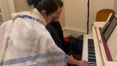 Bengal CM Mamata Banerjee plays ‘Phule Phule Dhole Dhole’ on Piano. (X/All India Trinamool Congress) Bengal CM Mamata Banerjee plays ‘Phule Phule Dhole Dhole’ on Piano. (X/All India Trinamool Congress)
