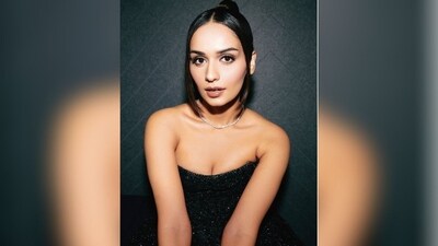 For her glam make-up look, Manushi went for nude eye shadow, mascaraed lashes, darkened eyebrows, highlighted cheeks and a shade of nude lipstick. (Instagram/@manushi_chhillar) For her glam make-up look, Manushi went for nude eye shadow, mascaraed lashes, darkened eyebrows, highlighted cheeks and a shade of nude lipstick. (Instagram/@manushi_chhillar)