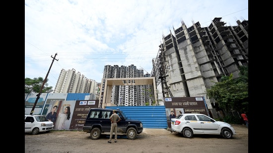 Workers who were near tower F-10, where the lift malfunctioned, killing four workers and injuring five others, said on hearing the lift screech on the 14th floor, all of them rushed to the tower apprehending the worst. (Sunil Ghosh/HT Photo)