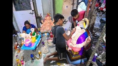 An artist painting a Ganesha idol at Sadashiv Peth (Kalpesh Nukte/ HT PHOTO)