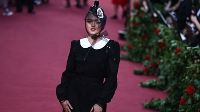 British actress Maisie Williams walked the red carpet at Vogue World in head-to-toe Maison Margiela, with a headpiece from John Galliano's revolutionary-themed fall 2023 ready-to-wear collection. (AFP) British actress Maisie Williams walked the red carpet at Vogue World in head-to-toe Maison Margiela, with a headpiece from John Galliano's revolutionary-themed fall 2023 ready-to-wear collection. (AFP)