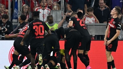 Bayer Leverkusen's Argentine midfielder #25 Exequiel Palacios celebrates scoring the 2-2 goal with his team-mates (AFP) Bayer Leverkusen's Argentine midfielder #25 Exequiel Palacios celebrates scoring the 2-2 goal with his team-mates (AFP)