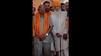 Former Sangrur MLA Parkash Chand Garg with SAD (Sanyukt) chief Sukhdev Singh Dhindsa at Bhawanigarh on Saturday. (HT )