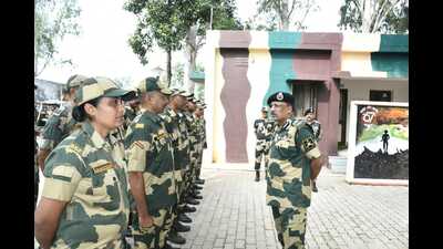 Special DG of western command of the BSF, YB Khurania at a forward location in Samba sector. (HT Photo)