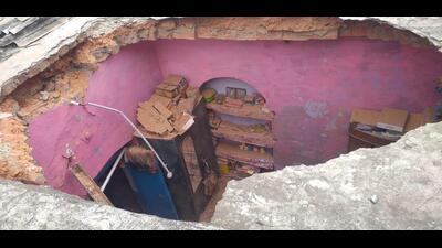 The roof of a dilapidated house of railway colony caved in near Fateh Ali locality in Anand Nagar area (HT Photo)