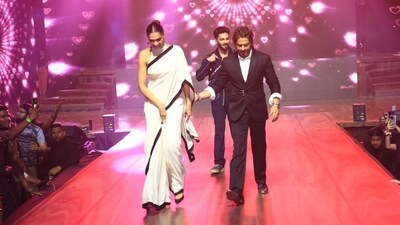 Deepika Padukone wore a white saree with a shimmery black border for the Jawan success event. Shah Rukh Khan was in a black suit and sported a new hairstyle with his hair in thick braided look. Deepika Padukone wore a white saree with a shimmery black border for the Jawan success event. Shah Rukh Khan was in a black suit and sported a new hairstyle with his hair in thick braided look. 