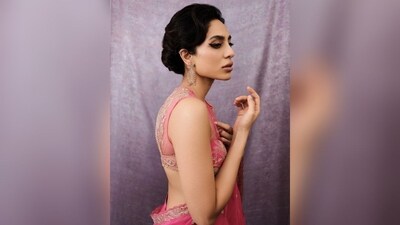 Assisted by fashion stylist Bhawna Sharma, Sobhita accessorised her look with statement earrings and finished off her glam look with her lush locks pulled back into a chic retro bun. (Instagram/@sobhitad) Assisted by fashion stylist Bhawna Sharma, Sobhita accessorised her look with statement earrings and finished off her glam look with her lush locks pulled back into a chic retro bun. (Instagram/@sobhitad)