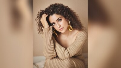 She embraced her beautifully curly tresses and left them open in the centre partition, cascading beautifully down her shoulders. (Instagram/@sanyamalhotra_) She embraced her beautifully curly tresses and left them open in the centre partition, cascading beautifully down her shoulders. (Instagram/@sanyamalhotra_)