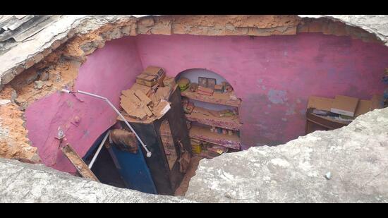 The roof of a dilapidated house of railway colony caved in near Fateh Ali locality in Anand Nagar area (HT Photo)
