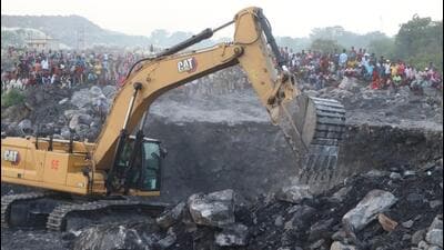 A search operation is underway in the Kusunda colliery area in Jharkhand’s Dhanbad district. (HT Photo) A search operation is underway in the Kusunda colliery area in Jharkhand’s Dhanbad district. (HT Photo)