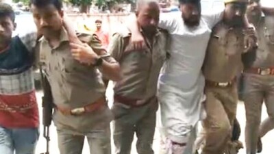Accused being taken to hospital after the 'encounter' (Image courtesy: Livehindustan) Accused being taken to hospital after the 'encounter' (Image courtesy: Livehindustan)