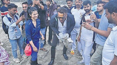 Bollywood Actor Jackie Shroff and Actress Tanishaa Mukerji spotted in an International Coastal Cleanup day at Carter Road. (Vijay Bate/HT Photo)