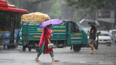 Commuters seen walking through heavy rains on Saturday. (HT Photo/Sanchit Khanna) Commuters seen walking through heavy rains on Saturday. (HT Photo/Sanchit Khanna)